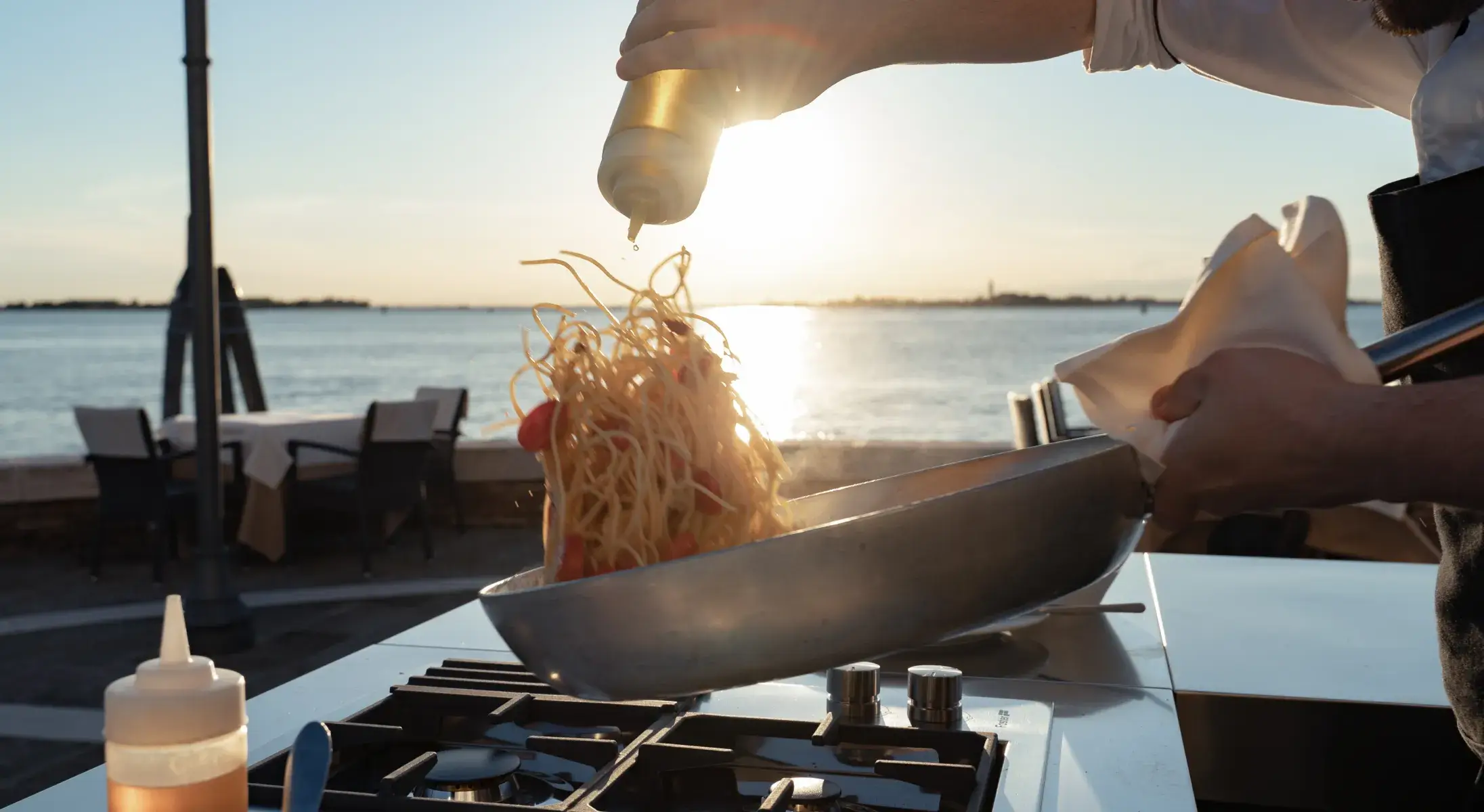 Panorama con spadellata di spaghetti su sistema di cottura Fògher