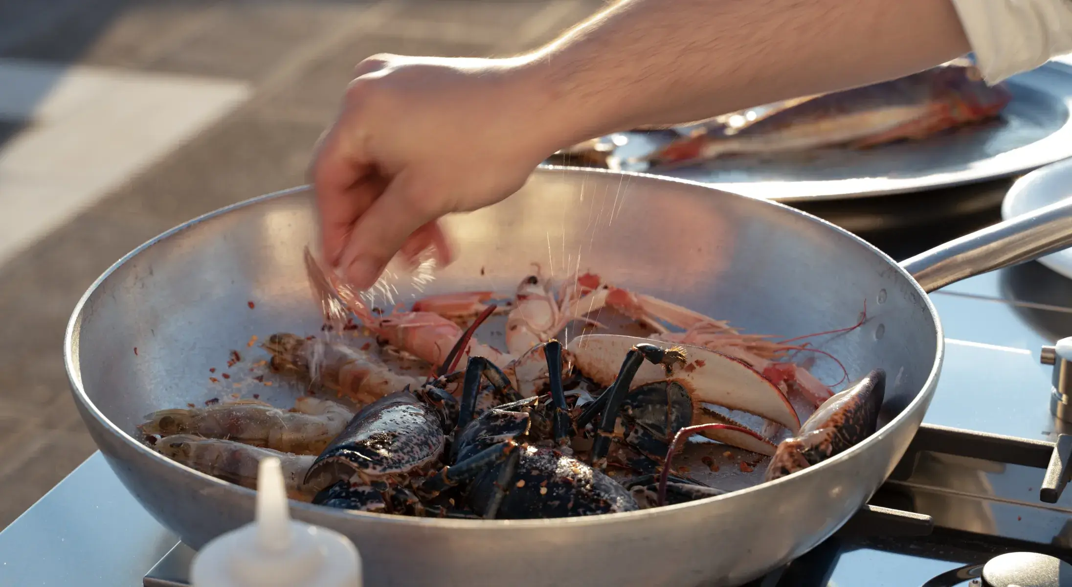 Preparazione di frutti di mare su fornello Fògher