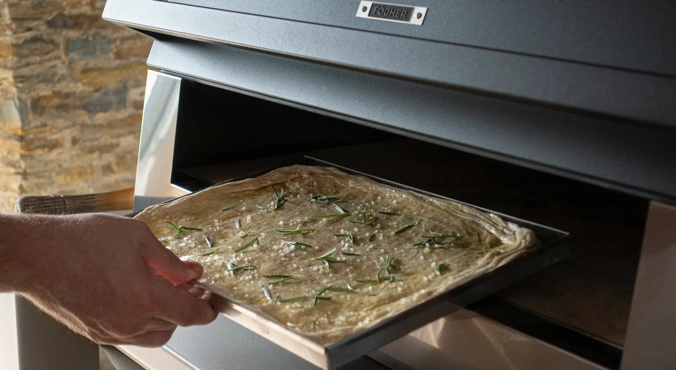 Infornata di focaccia nel barbecue Fogher